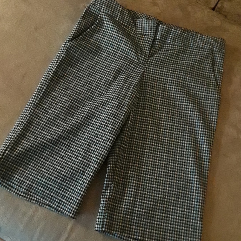 Size 0 Bermuda shorts.
